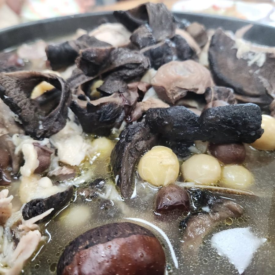 약재와 함께 오래 끓인 백숙