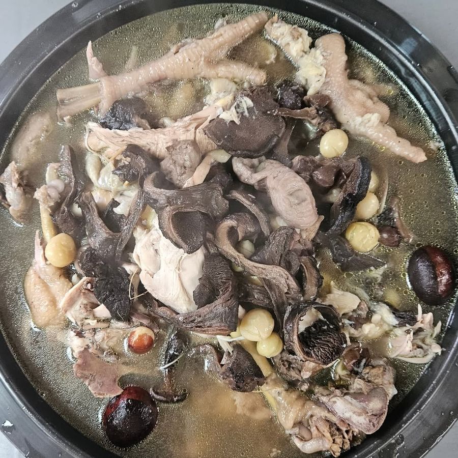 버섯과 대추를 넣어 끓인 닭백숙