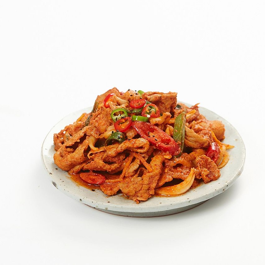 흰 접시에 담은 제육볶음