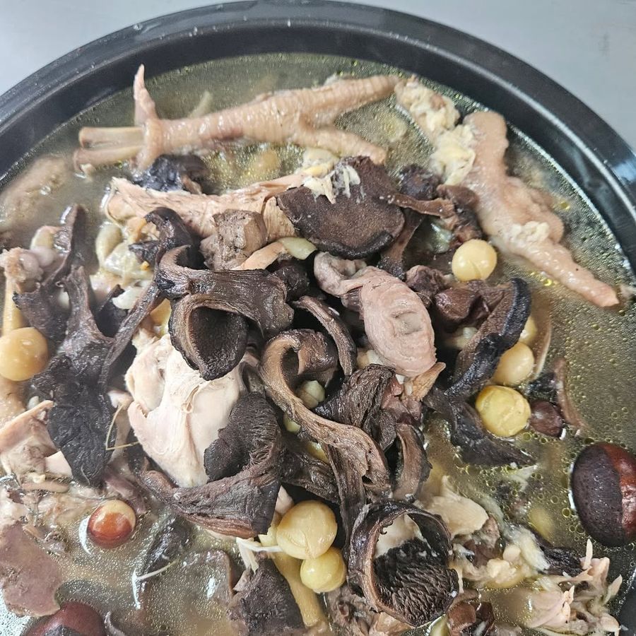 능이버섯과 닭발이 든 능이백숙
